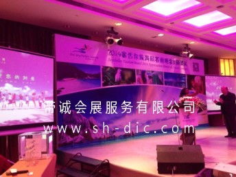 上海會展服務全攻略 舞臺搭建、展位設計與木質背景墻的完美融合